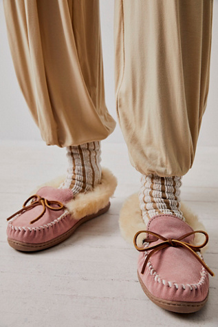 Minnetonka on sale shearling slippers