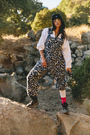 Hit The Slopes Printed Salopette par FP Movement en Snow Leopard Combo, pour femme chez Free People