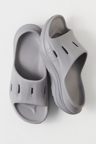 HOKA Ora Slide de Récupération 3 en Gris, pour femme taille: US 7 chez Free People