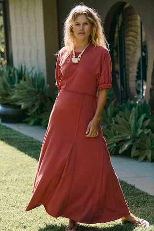 Maxi Brentwood par free-est en Rouge Rodéo, pour femme chez Free People