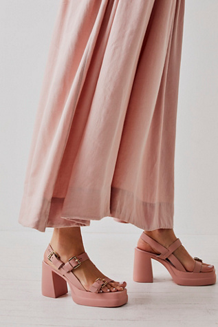 Talons compensés à double empilement Pamela par FP Collection en Perfect Pink, pour femme taille: EU 38.5 chez Free People