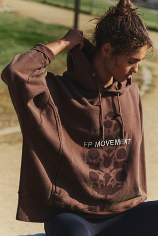 Sprint To The Finish Logo Hoodie par FP Movement en Black Walnut Combo, pour femme chez Free People