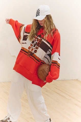 Sprint To The Finish Logo Hoodie par FP Movement en Grenade, pour femme chez Free People