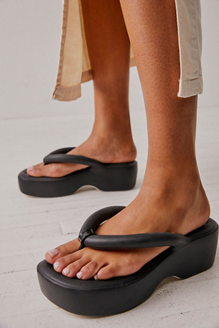 ASOS DESIGN Ferris chunky flip flop sandals in pastel green