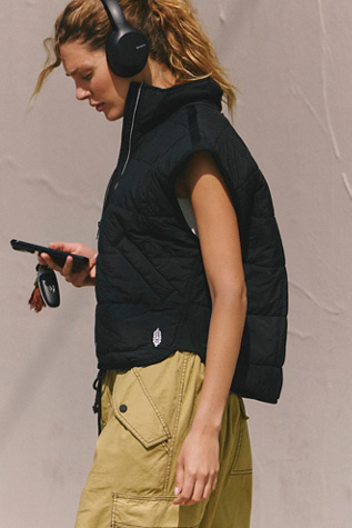Pippa Packable Puffer Vest par FP Movement en Black, pour femme chez Free People
