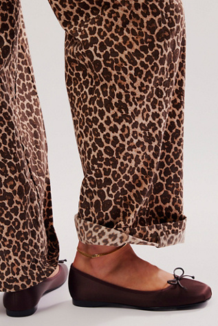 Aurora Flats par Jeffrey Campbell en Satin Chocolat, pour femme taille: US 8.5 chez Free People