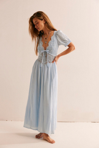 Tout ce dont vous avez besoin est une Midi en Dentelle par free-est en Éclat De Rosée, pour femme chez Free People