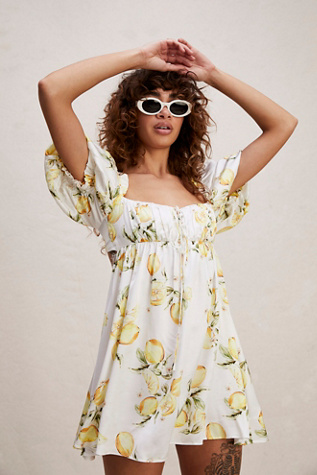 for love and lemons leigh floral mini dress - Flower Print Fully lined Wireless Ruched shoulder straps Ruched cups with tie detail Boned bodice Basque waistline Open back Functional back shoulder tie Exposed metal zipper at center For Love & Lemons Candice