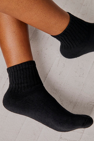Chaussettes mi-hautes résistantes Shortie par American Trench en Noir, pour femme chez Free People