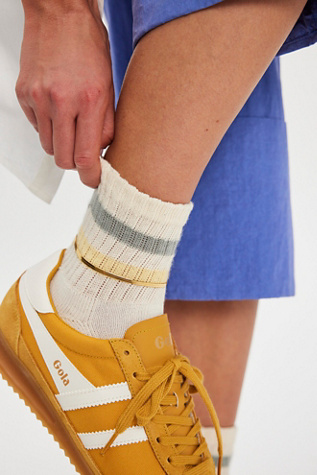 Chaussettes Courtes Rétro Crew par American Trench en Combo Jaune/Gris, pour femme chez Free People