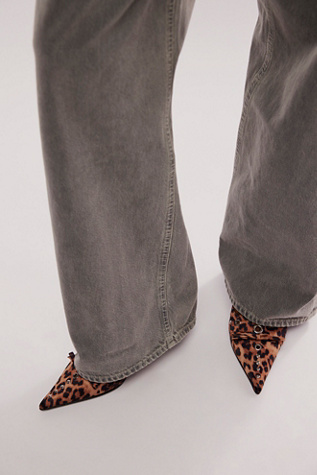 Arabella Heels par Jeffrey Campbell en Satin Guépard Marron, pour femme taille: US 9 chez Free People