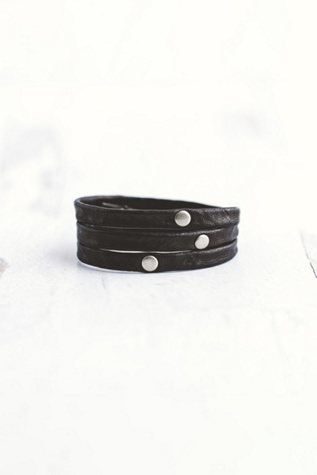 Женский браслет Giving Bracelets Brushed Silver Triple Warrior Wrap Leather, цвет: Чёрный — фото 1