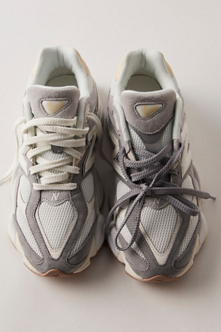 New Balance 9060 Sneakers en Gris Graphite, pour femme taille: US 9.5 M chez Free People