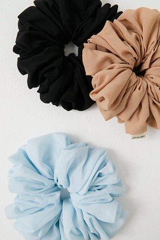Женские аксессуары для волос Kaxi Co. Chiffon Jumbo Scrunchie, цвет: Чёрный — фото 2