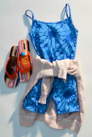 The Contour Surf Onesie par It's Now Cool en Brisants Bleus, pour femme chez Free People