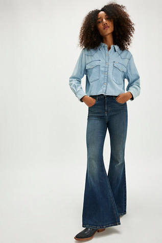 Jeans évasé à taille haute Ever Fit Lee en Thé Indigo, pour femme chez Free People