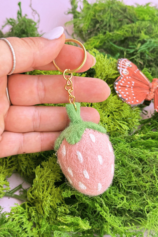Женский брелок Golden Hour Designs Felt Strawberry Keychain, цвет: Розовый — фото 2