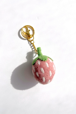 Женский брелок Golden Hour Designs Felt Strawberry Keychain, цвет: Розовый — фото 3