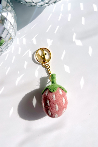 Женский брелок Golden Hour Designs Felt Strawberry Keychain, цвет: Розовый — фото 4