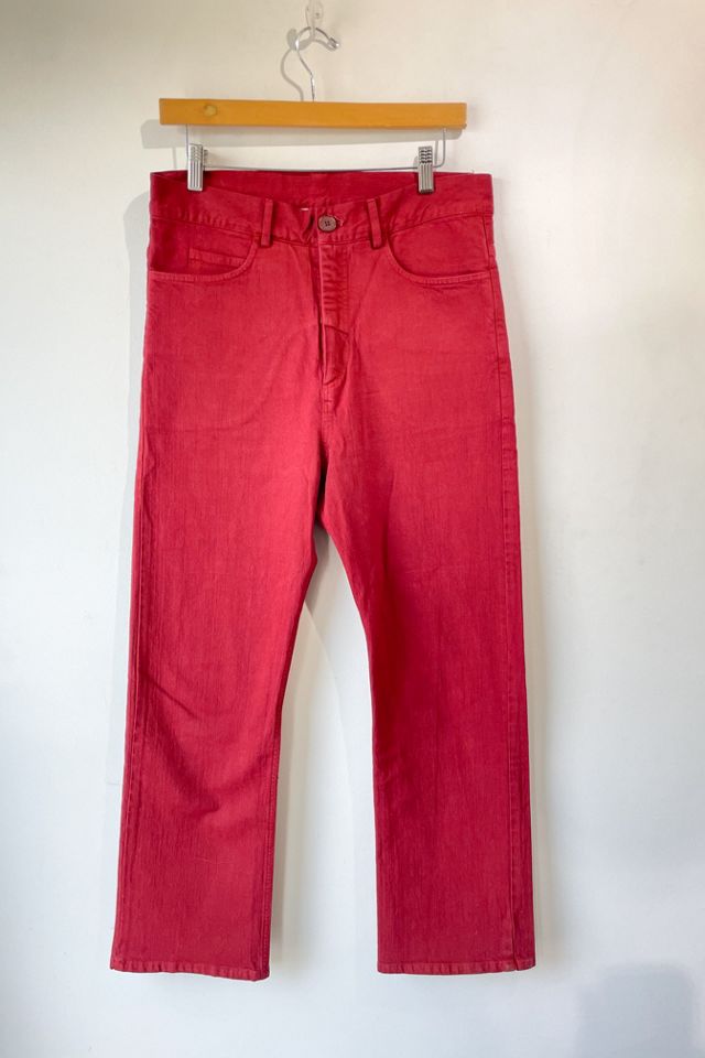 red levi pants