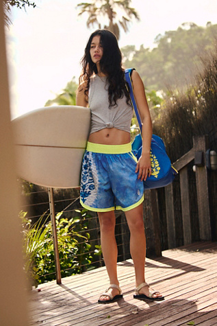 Le Short Imprimé Long Shot par FP Movement en Shiburi Buti - Combo Bleu, pour femme chez Free People