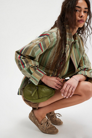 Coffee Date Mini Crossbody Bag par FP Collection en Olive, pour femme chez Free People
