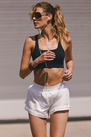 Shorts de Course Strong Start par FP Movement en Blanc, pour femme chez Free People