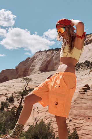 Shorts March On par FP Movement en Neon Clementine, pour femme taille: XS chez Free People