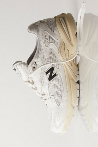 New Balance 725 Sneakers
