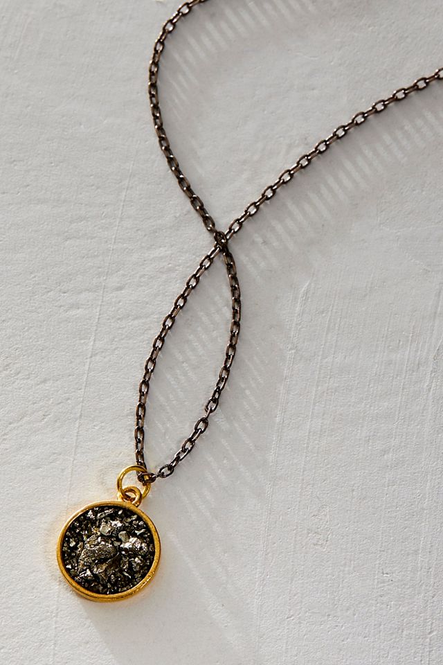Collier à pendentif rond orné de cristaux de pyrite Marly Moretti #1