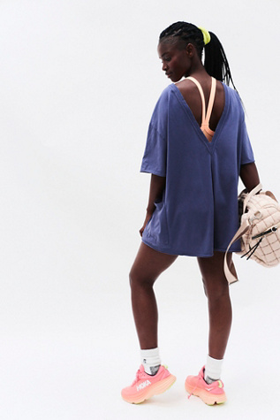 Combinaison t-shirt Hot Shot par FP Movement en Blue Indigo, pour femme chez Free People