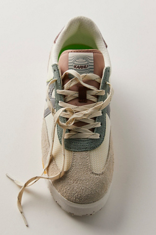 Karhu Mestari Control Sneakers en Tourterelle/Vert Iceberg, pour femme taille: US 7 M chez Free People