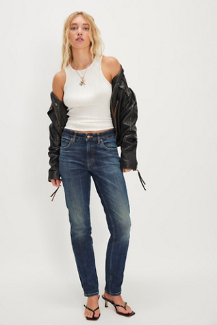 Jeans droits slim Lee Rider en Indigo Vaillant, pour femme taille: 26 chez Free People