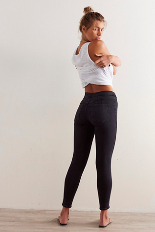 CRVY Infinite Stretch Pull-On Skinny Jeans par We The Free en Skyfall, pour femme taille: XL Short chez Free People