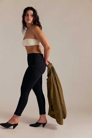 CRVY Infinite Stretch Pull-On Skinny Jeans par We The Free en Skyfall, pour femme taille: XL Short chez Free People