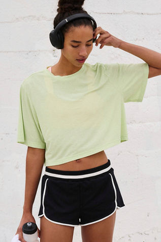 Tempo Cropped Boyfriend Tee par FP Movement en Lemongrass, pour femme chez Free People