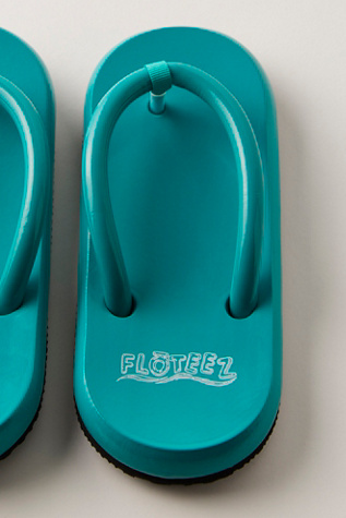 Tongs Pool Float par Frogg Toggs en Turquoise, pour femme taille: US 10 chez Free People