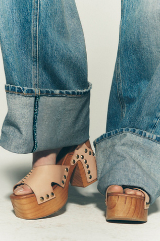 Cecily Clogs par FP Collection en Vachetta, pour femme taille: US 8.5 chez Free People