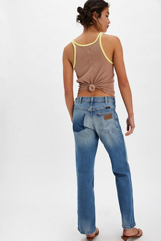 Wrangler Wrancher Mid-Rise Bootcut Jeans en Dirty Denim, pour femme taille: 30 chez Free People