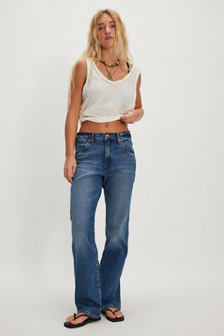 Jeans bootcut taille mi-haute Wrangler Wrancher en Ciel Poussière D'étoiles, pour femme taille: 25 chez Free People