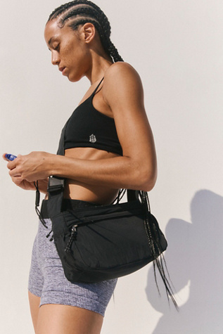 Sac à bandoulière Check It par FP Movement en Noir, pour femme chez Free People