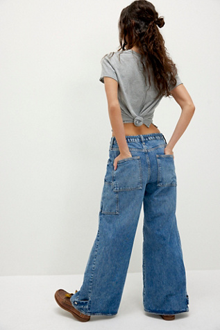 CRVY Outlaw Wide-Leg Jeans par We The Free en Bayou Blue, pour femme chez Free People