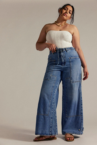Jeans CRVY Outlaw Jambe Large par We The Free en Bayou Blue, pour femme chez Free People