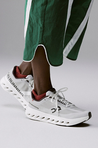 Baskets On Cloudsurfer Next en Glacier/Blanc, pour femme taille: US 6.5 chez Free People
