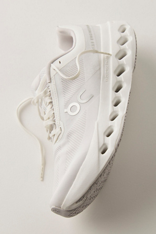 Baskets On Cloudsurfer Next en Blanc, pour femme taille: US 8.5 chez Free People