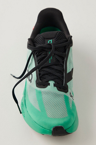 Baskets On Cloudsurfer Next en Menthe/Noir, pour femme taille: US 7.5 chez Free People