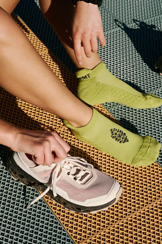 Chaussettes De Cheville Coussin Relay par FP Movement en Vert Pomme, pour femme chez Free People