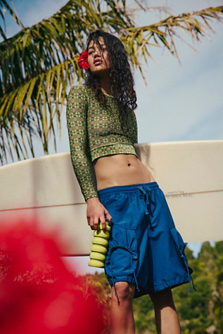 Short In A Cinch par FP Movement en Ultra Indigo, pour femme taille: XS chez Free People