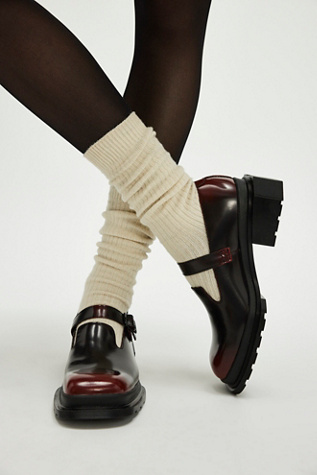 Dr Martens Maybole Mary Janes par Dr. Martens en Arcadia Rouge Cerise, pour femme taille: US 8 chez Free People