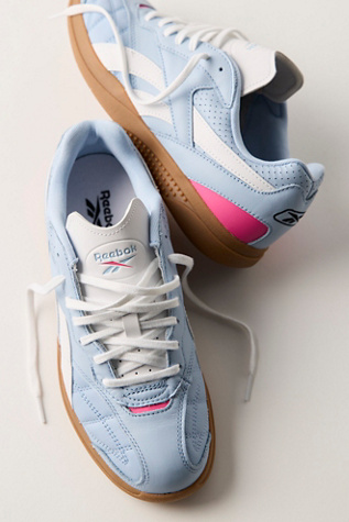 Reebok Hammer Street Sneakers en Y2K Blue/True Pink, pour femme taille: US 8.5 chez Free People